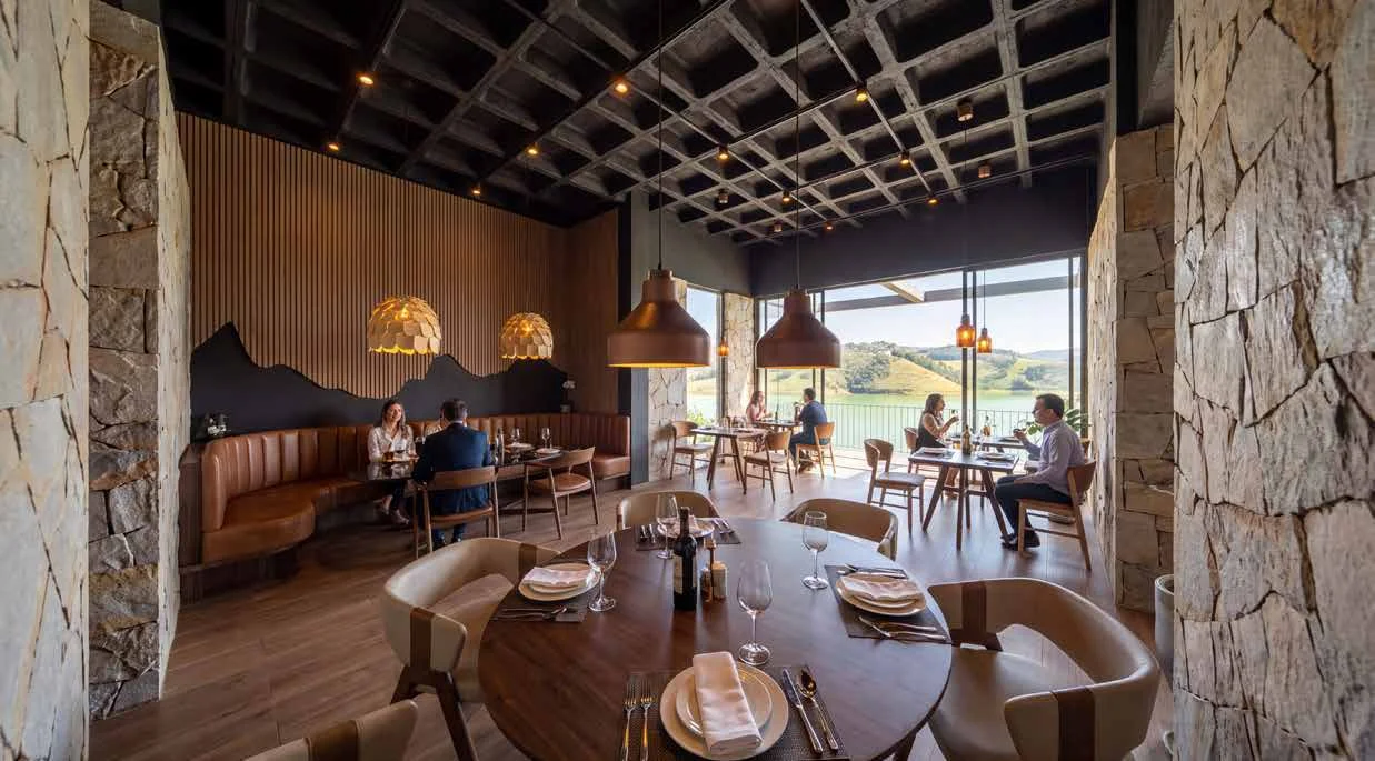 Ambiente de gastronomia da Casa Miradouro integrado à paisagem