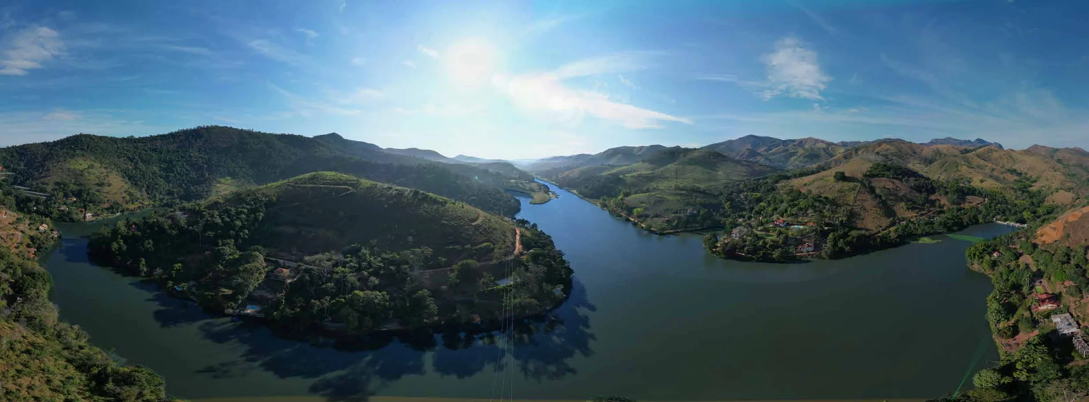 Vista aérea da Represa do Morro Grande, cercada pelas montanhas de Areal